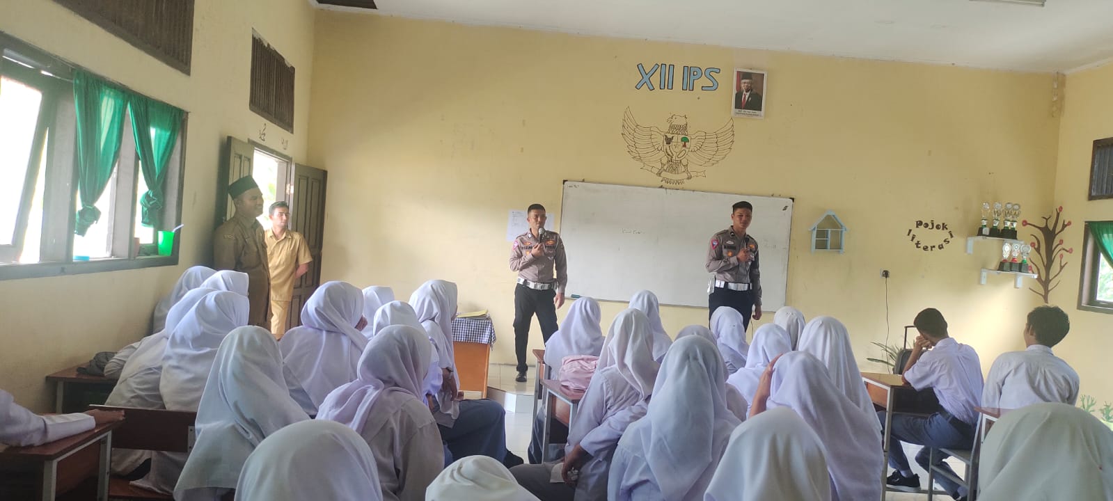 Satlantas Polres Aceh Jaya Berikan Edukasi Tertib Berlalu Lintas dan Cara Memakai Helm Yang Benar Bagi Pelajar SMA Negeri 1 Setia Bakti