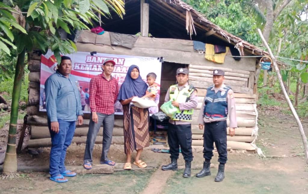 Kapolsek Pante Bidari Polres Aceh Timur Bantu Warga Kurang Mampu