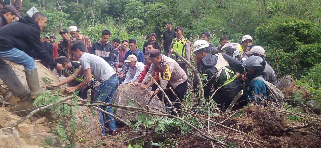 Lagi Terjadi Bencana Longsor, Polsek Silih Nara Sigap Datangi Lokasi Dan Gotong Royong Bersama Warga Setempat
