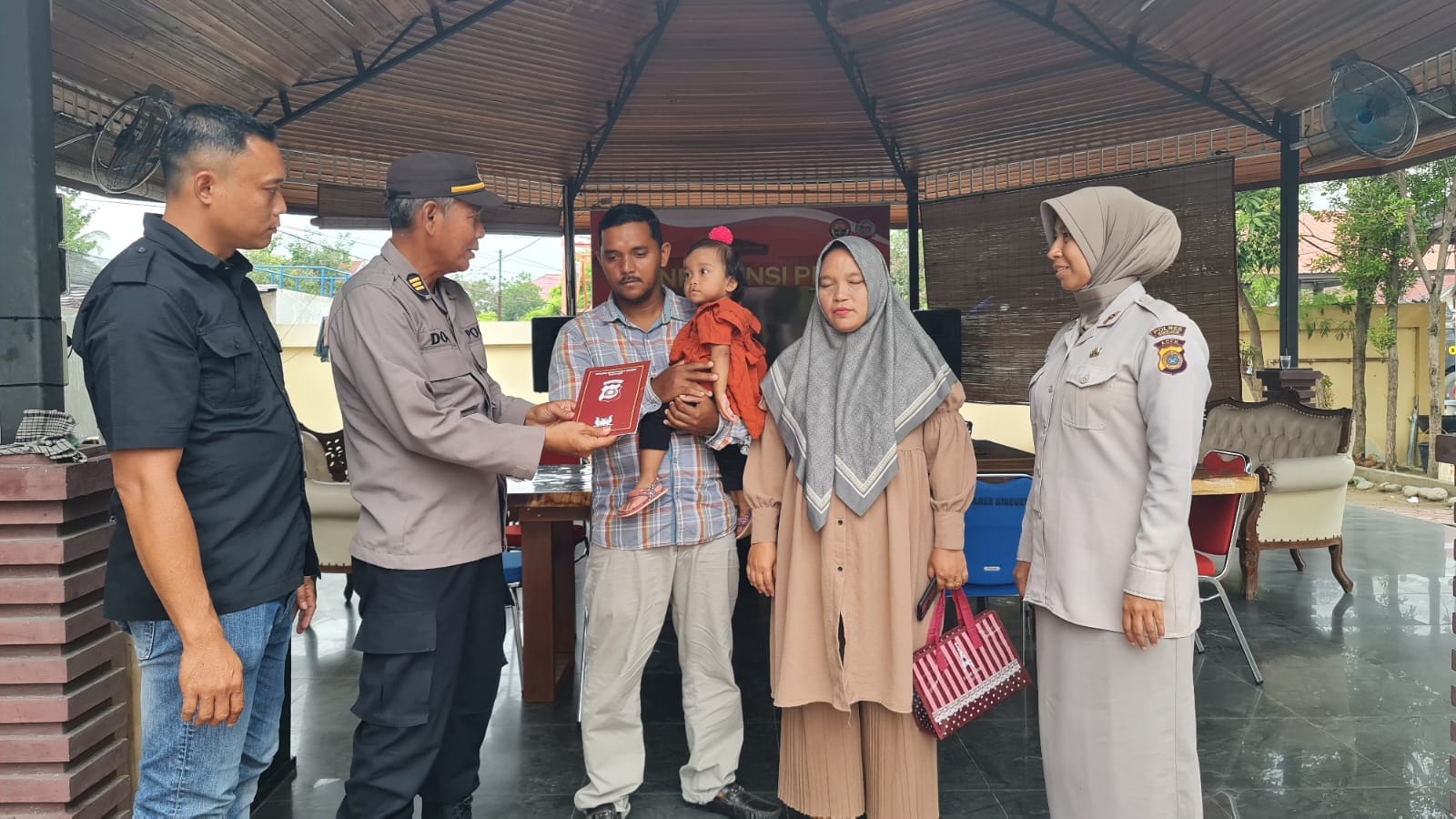 Polres Bireuen Memberikan Santunan Kepada Warga yang Melaksanakan Operasi Bibir Sumbing