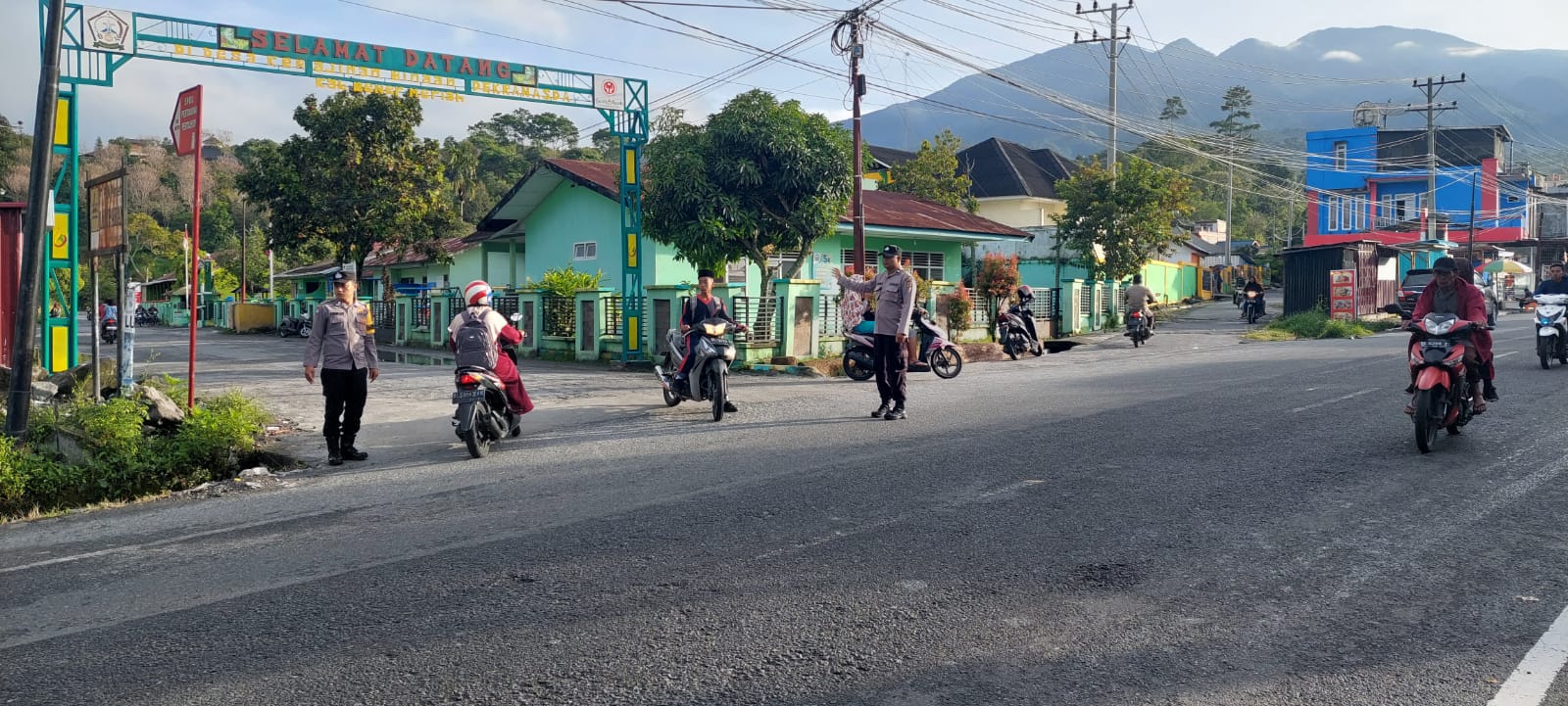 Personel Polsek Timang Gajah Lakukan Pengaturan Arus Lalu Lintas