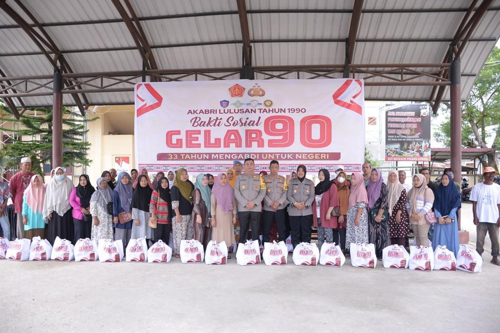 Polres Langsa Bagikan Bantuan Sembako Dalam Bakti Sosial Akabri 90