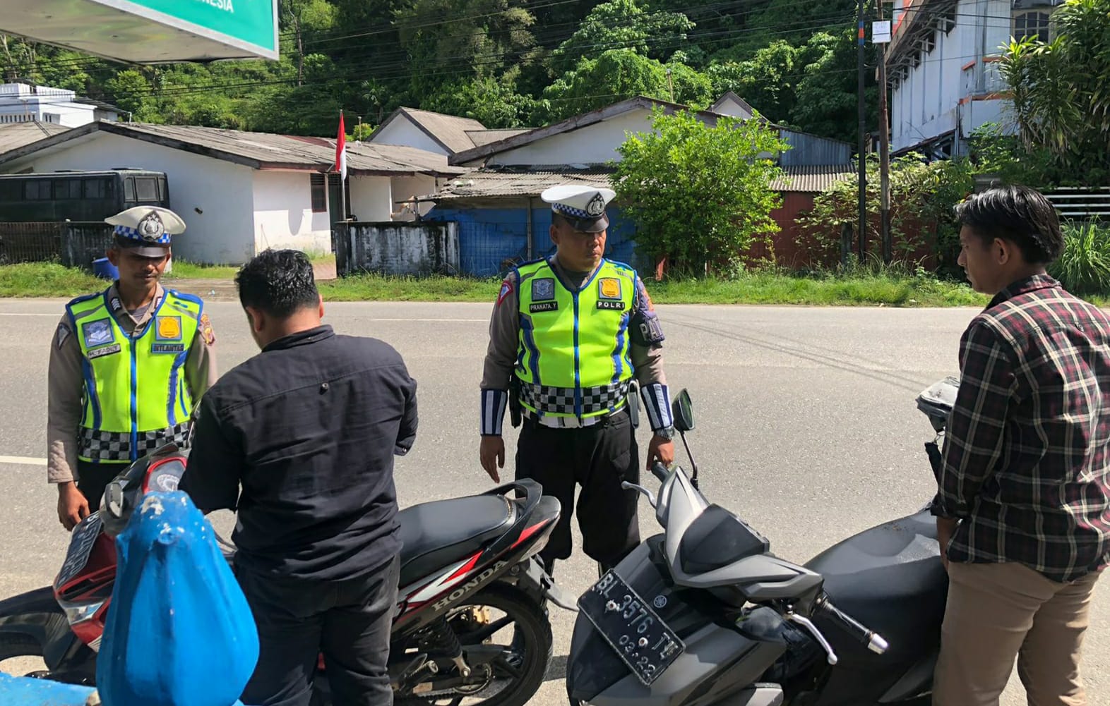 Jaga Keamanan Ketertiban di jalan Satlantas Polres Aceh Selatan berikan Teguran Humanis kepada Pengendara