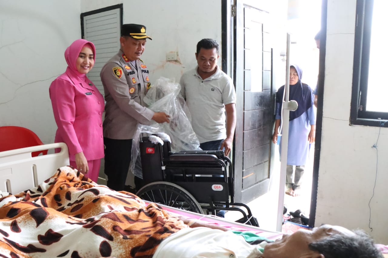 Kapolres Simeulue dan Ketua Bhayangkari Cabang Simeulue Berikan Bantuan Kursi Roda Kepada Warga yang Menderita Stroke