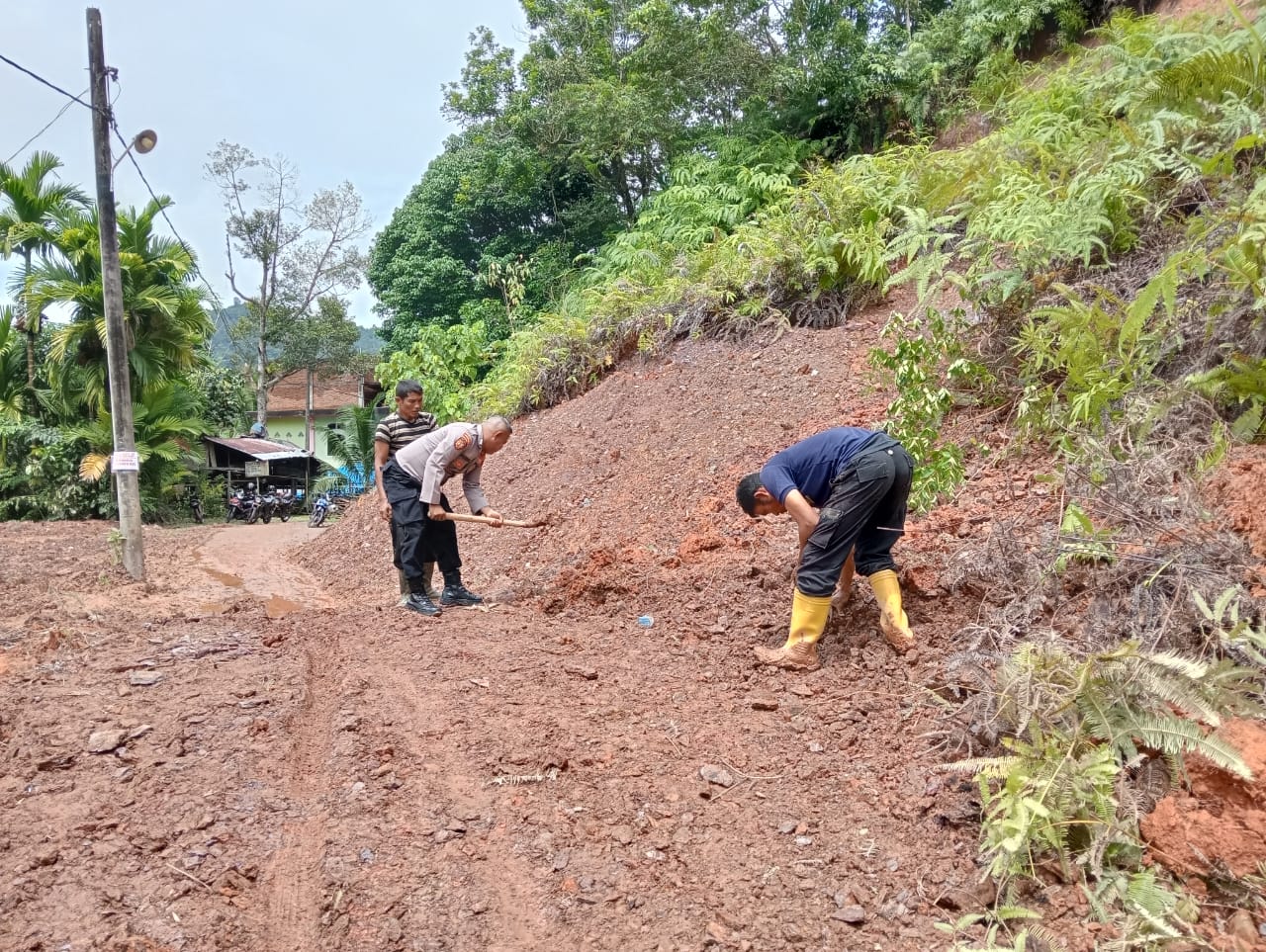 Bersama Masyarakat Polsek Sawang lakukan pembersihan jalan yang terdampak longsor
