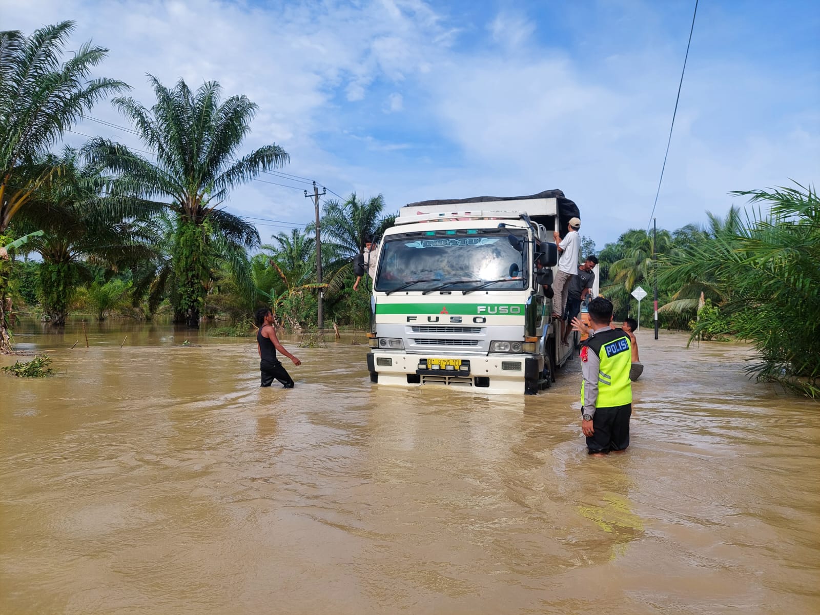 Banjir Masih Menggenangi Jalan, Sat Lantas Polres Subulussalam Lakukan Pengaturan Lalulintas
