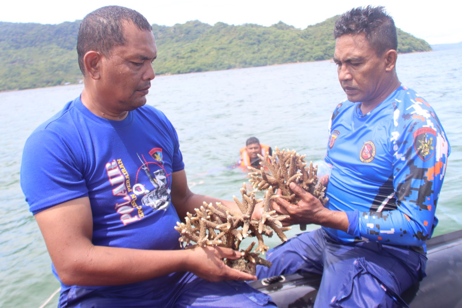 HUT Ke-73, Personel Ditpolairud Polda Aceh Tanam Terumbu Karang di Pulau Tuan