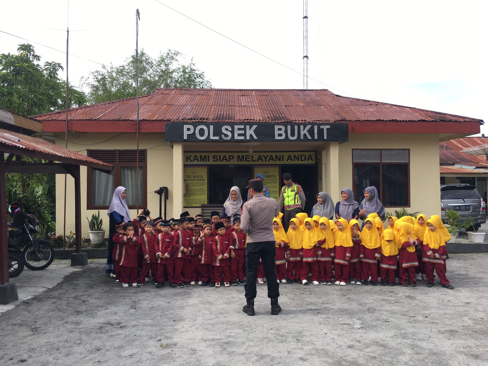 Personel Polsek Bukit Gelar Kegiatan Polisi Sahabat Anak: Membangun Kecintaan dan Pemahaman Awal Terhadap Kepolisian