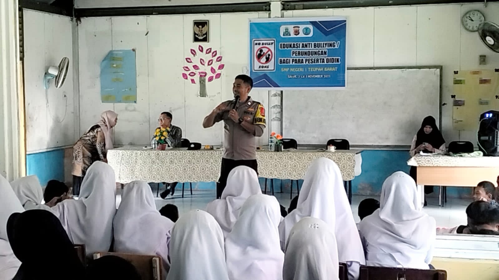 Bhabinkamtibmas Polsek Teupah Barat Melakukan Edukasi Anti Bullying di SMP 1 Teupah Barat