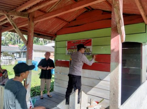 Bhabinkamtibmas Polsek Teupah Selatan Gotong Royong Bersama Masyarakat
