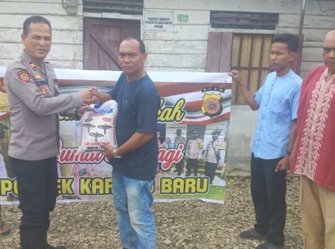 Kapolsek Karang Baru Berbagi Dalam Jum’at Berkah