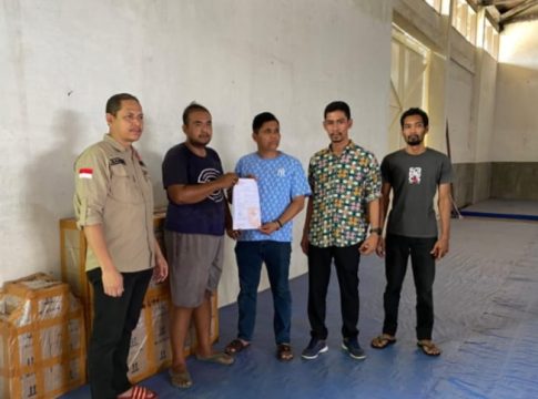 Pihak KIP Bireuen Terima Barang Logistik Pemilu dengan Pengawalan Ketat dari Polres Bireuen