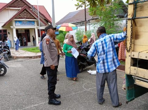 Personel Polres Lhokseumawe Amankan Penyaluran Bantuan Pangan