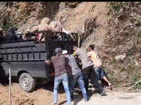 Polisi dan Warga Bersihkan Jalan dari Tanah Longsor