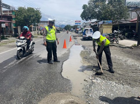 Personil Satlantas Polres Nagan Raya Melaksanakan Kegiatan Penempelan Jalan Berlubang