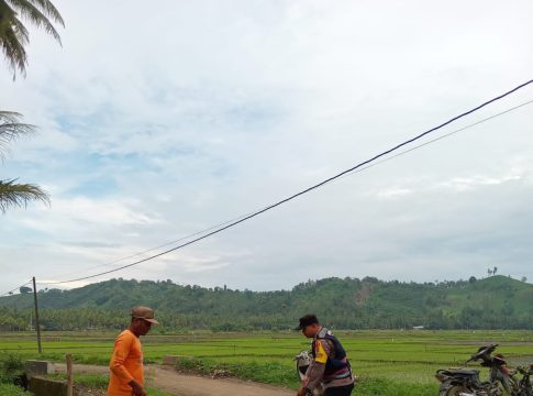 Bhabinkamtibmas Polsek Juli Bersama Warga Wujudkan Lingkungan Sehat dan Bersih