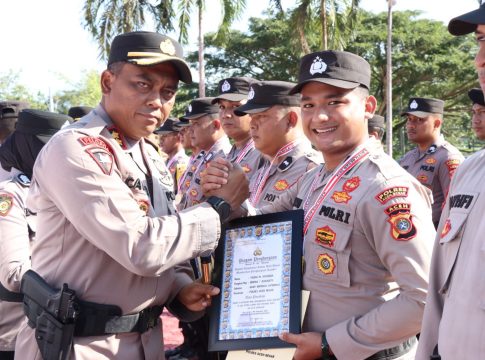 Kapolres Aceh Besar Memberikan Penghargaan kepada 29 Personil