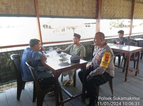 Personil Polsek Sukamakmur Ajak Masyarakat Perkuat Harkamtibmas Melalui Saweu Keude Kopi