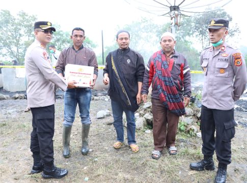 Kapolres Bener Meriah Salurkan Bantuan Sosial Kepada Korban Kebakaran Rumah