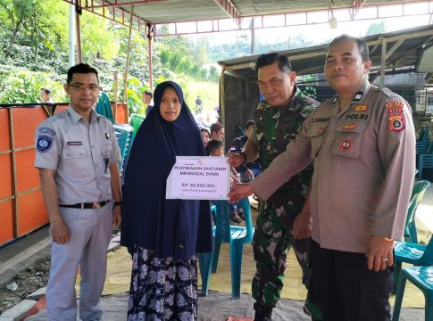 Polisi Dampingi Jasa Raharja Berikan Bantuan Kepada Keluarga Korban Laka Lantas di Bener Meriah