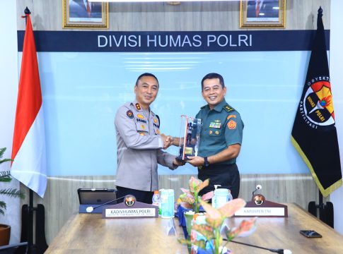 Kadiv Humas Terima Kunjungan Kapuspen TNI, Sinergitas Kunci Lewati Tantangan