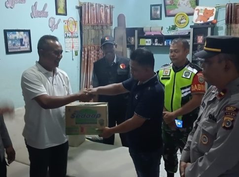 Kapolsek Sungai Raya menjenguk anggota PPK yang Sakit
