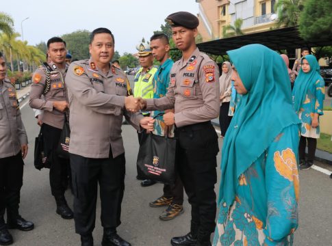 Kapolda Aceh Serahkan Daging Meugang secara Simbolis kepada Staf dan PHL