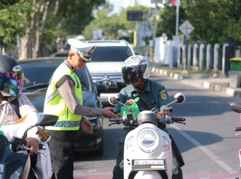 Personel Ditlantas Polda Aceh Bagikan Takjil kepada Pengendara