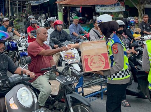 Bagi-Bagi Takjil kepada Pengendara, Dirlantas Polda Aceh: Berkah Ramadan dan Bukti Nyata Polantas Hadir