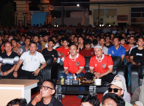 Polisi Bersama Masyarakat Di Aceh Nobar Semifinal Piala Asia U-23