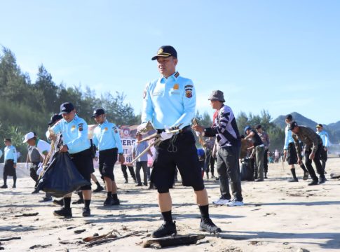 Ditpamobvit Polda Aceh Gelar Minggu Bersih di Pantai Lhoknga