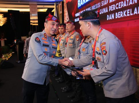 Kadiv Humas Polri Beri Penghargaan untuk Tujuh Anggota dengan Nilai Sertifikasi Kompetensi Terbaik