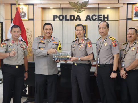 Peserta Sespimti Polri Dikreg ke 33 Serahkan Naskah PKDN Kepada Kapolda Aceh