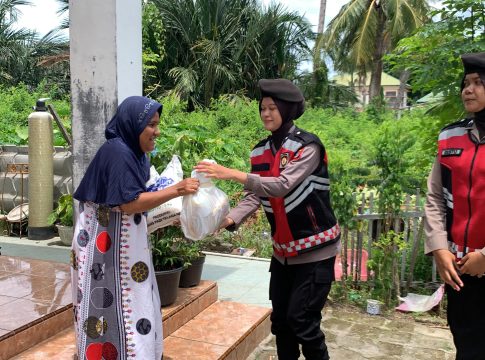 Patroli di Aceh Besar, 16 Polwan Ditsamapta Polda Aceh Bagi Sembako Kepada Masyarakat