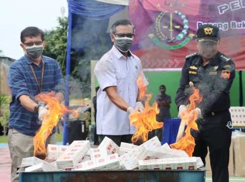 Kasubdit I Indagsi Ditreskrimsus Polda Aceh Hadiri Pemusnahan Barang Bukti Perkara Tindak Pidana Kepabeanan Dan Cukai