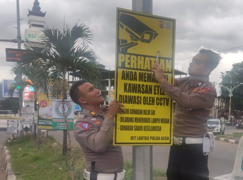 Ditlantas Polda Aceh Pasang Papan Rambu Peringatan ETLE di Sejumlah _Traffic Light_