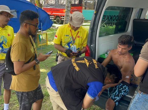 Tourist Police Polres Pesisir Barat Tolong Atlet Surfing yang Mengalami Insiden