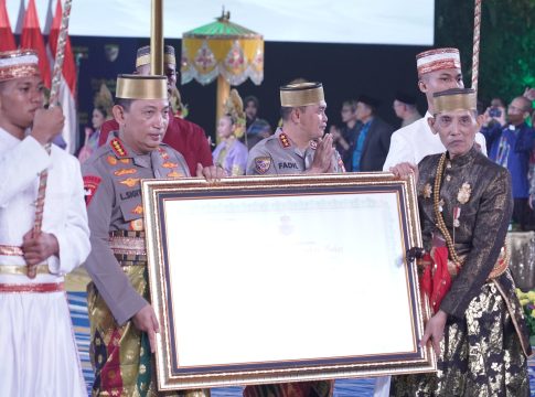 Kapolri Diberi Gelar Adat-Pusaka oleh Dewan Adat dan Kerajaan di Sulawesi Selatan