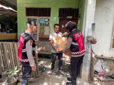 Personel Ditsamapta Polda Aceh Patroli Bagi Sembako Bantu Warga Kurang Mampu
