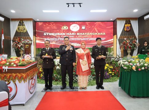 Syukuran Hari Bhayangkara Ke 78, Kapolda Aceh Potong Nasi Tumpeng