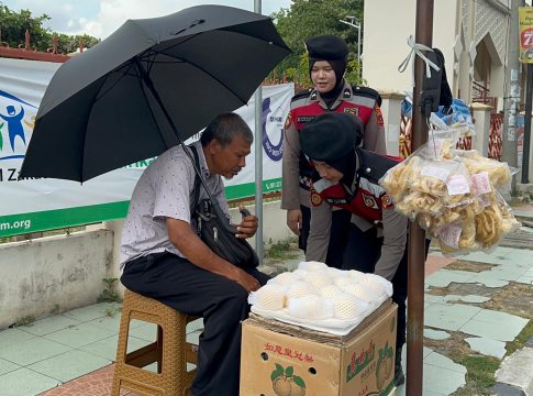 Humanisnya Polwan Ditsamapta Polda Aceh Saat Bagi Sembako Kepada Warga Kurang Mampu