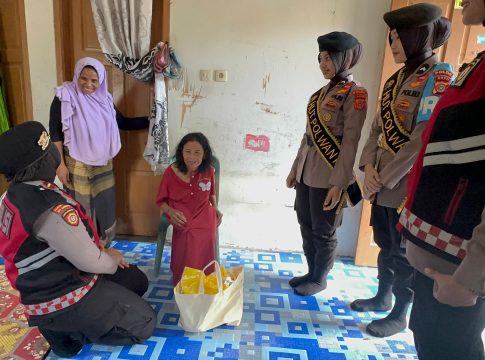 Dalam Rangka Hari Jadi ke 76 Polwan RI, Polwan Ditsamapta Polda Aceh Berbagi Dengan Masyarakat Kurang Mampu