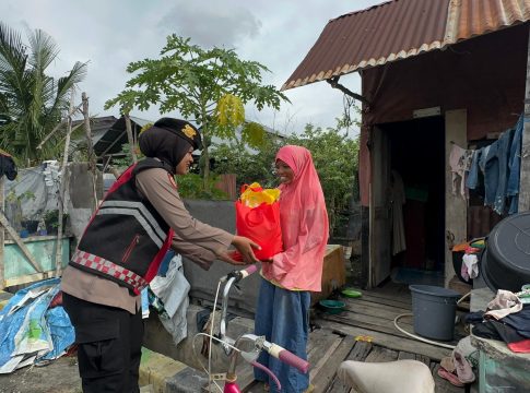 Ditsamapta Polda Aceh Gelar Jum’at Berkah, Tugaskan Polwan Bagi Sembako Untuk Warga Kurang Mampu