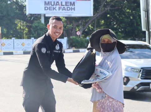 Sambut Hari Jadi ke 73 Humas Polri, Bidhumas Polda Aceh Gelar Bakti Sosial Bagi Sembako Kepada Loper Koran