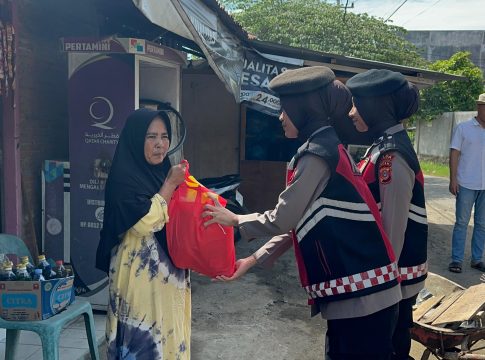 Enam Polwan Polda Aceh Bagi Sembako Untuk Masyarakat Kurang Mampu