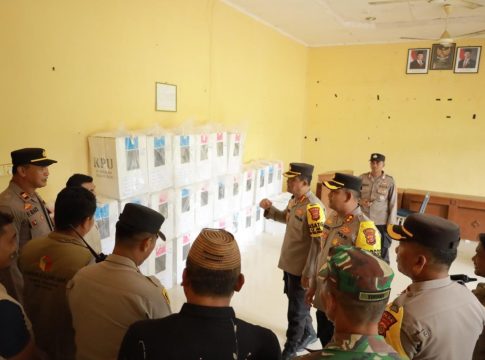 Pamatwil bersama Kapolres Lhokseumawe Pastikan Pergeseran Kotak Suara Aman dan Kondusif