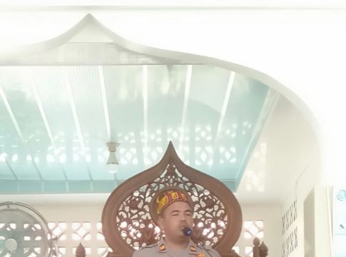 Kapolsek Montasik Menjadi Khatib Di Mesjid Jamik Desa Bak Dilip Montasik