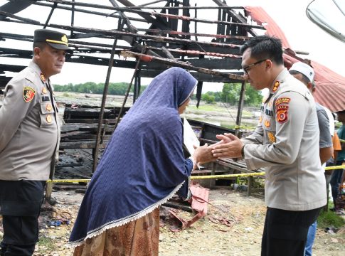Ramadhan Peduli, Kapolres Aceh Timur Serahkan Bantuan Kepada Korban Kebakaran