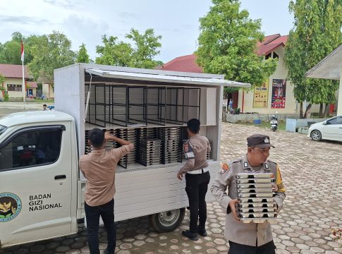 Personel Satlantas Polres Pidie Jaya Kawal Sukses Pendistribusian 1.993 Paket Makan Bergizi Gratis di Kecamatan Bandar Baru