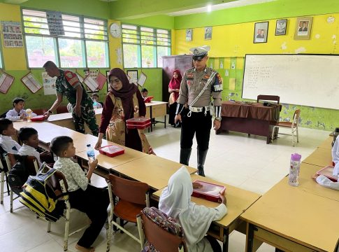 Satlantas Polres Lhokseumawe Kawal Distribusi 1.114 Paket Makan Bergizi Gratis untuk Siswa di Banda Sakti